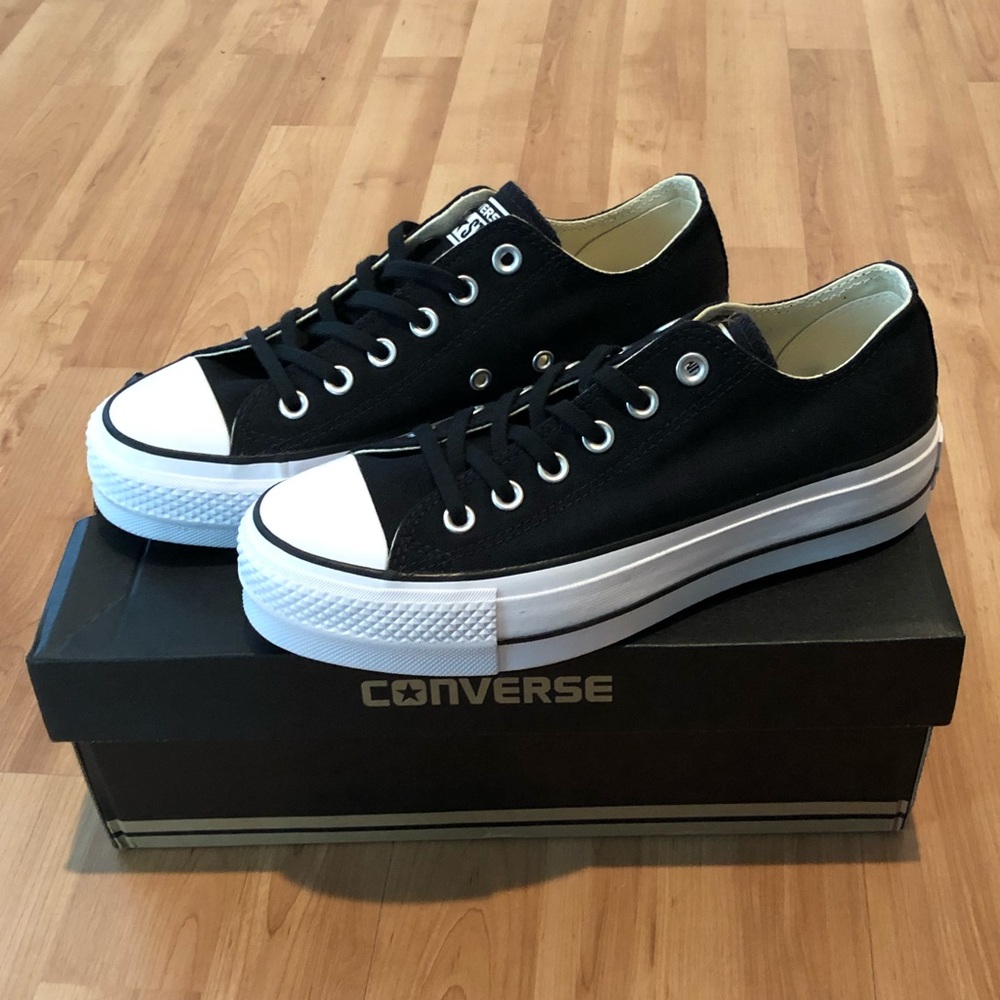 BRAND NEW CONVERSE Chuck Taylor Platform Sneakers